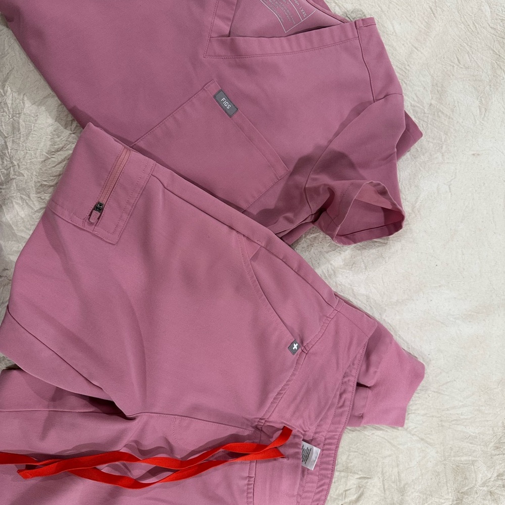 Figs Light Pink Jogger Scrub Set
